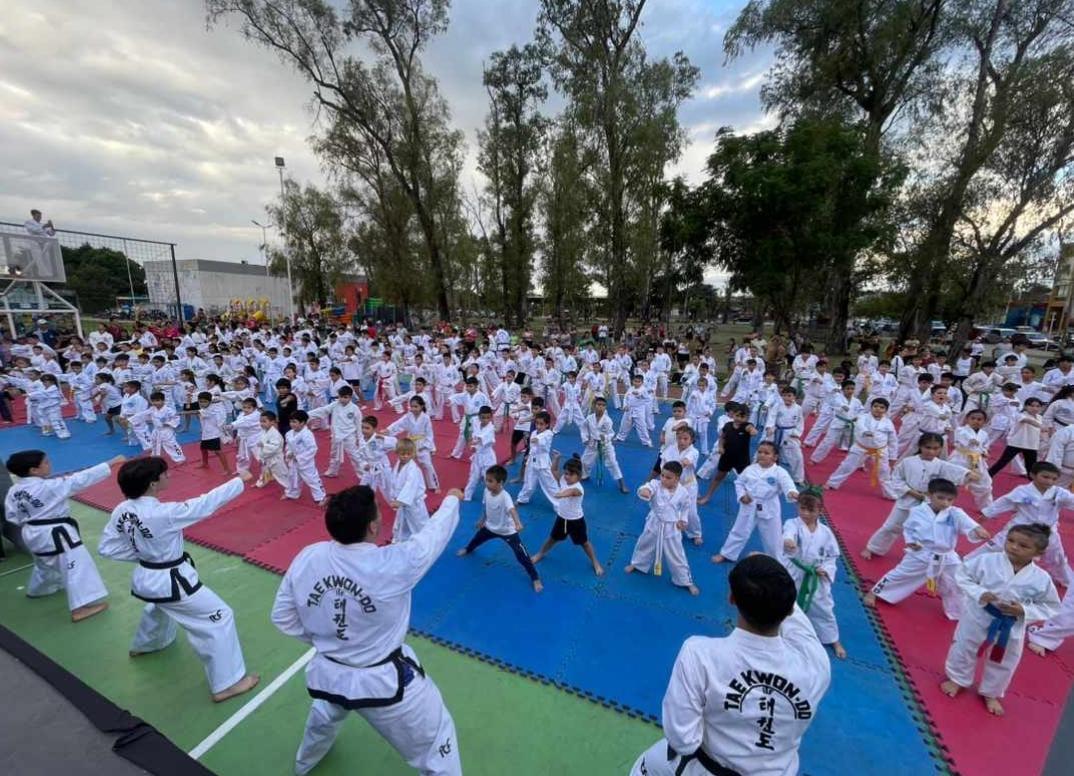 Niños practicando taekwondo